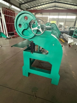 Просекательный станок гильотинного типа