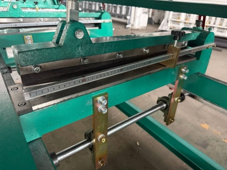 Просекательный станок гильотинного типа